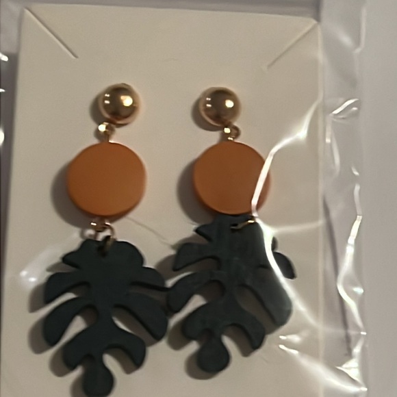 Cute, palm leaf, post, Dahle, Earrings, NWT - Picture 2 of 5